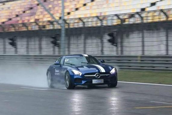 时速140km/h轻松过弯，原来全靠Ta