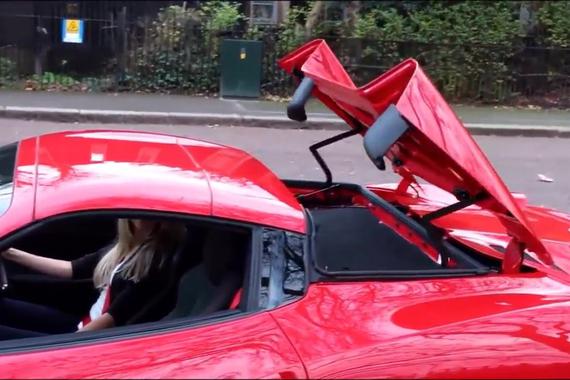 视频：女主播试法拉利，最后展示自动变形