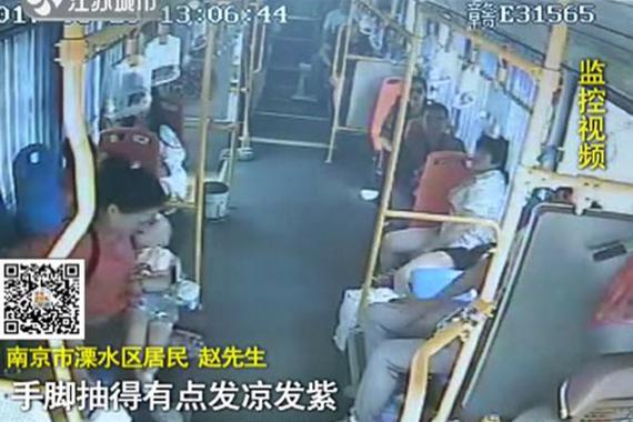 视频：幼儿抽搐昏迷 公交司机救人