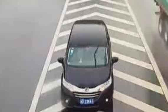 视频：轿车被撞后的反应 把我都看懵了！