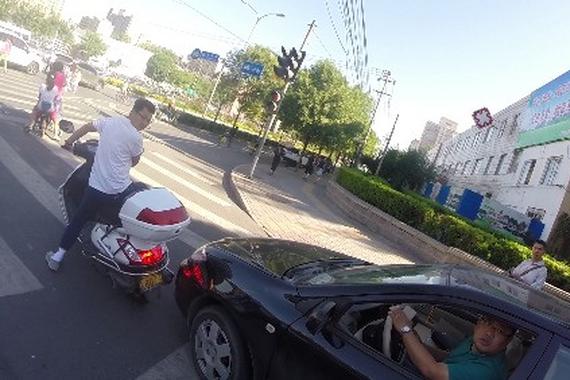 视频：占用非机动车道 还口出恶言！