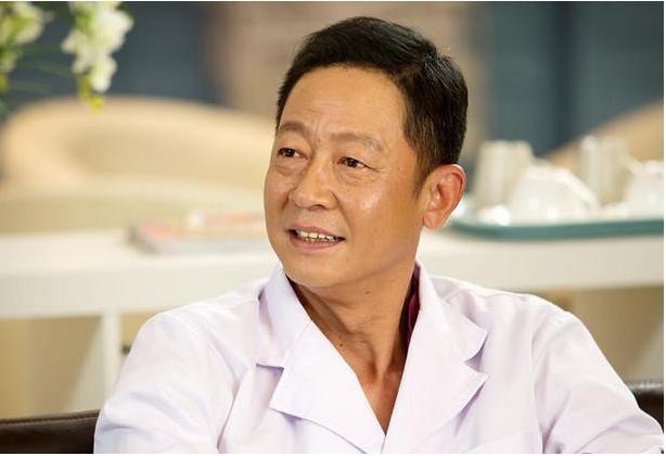 51岁魅力媲美周润发 座驾豪气娶得富婆名模