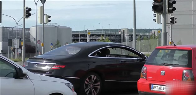 �ر���2019��S��Coupe���ε��� Һ���Ǳ�