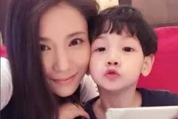 小包总骚气十足竟然有孩子！座驾显绅士风