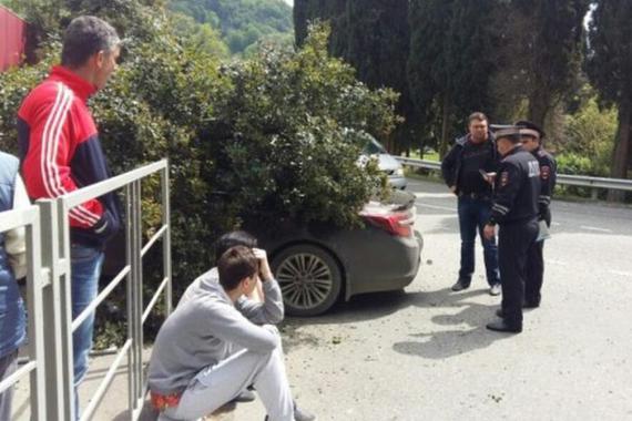 老外刚拿驾照偷开父亲车 结果坐在路边哭