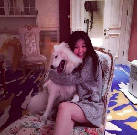 关关竟是现实版曲筱绡,座驾霸气十足白富美