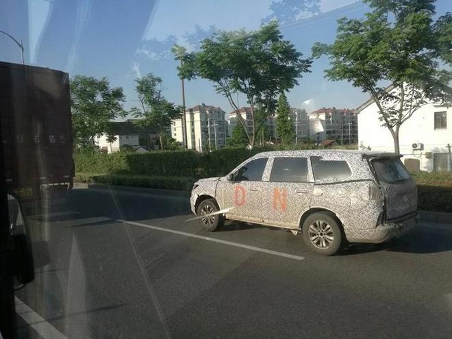 荣威全新中型SUV谍照 或命名为RX8