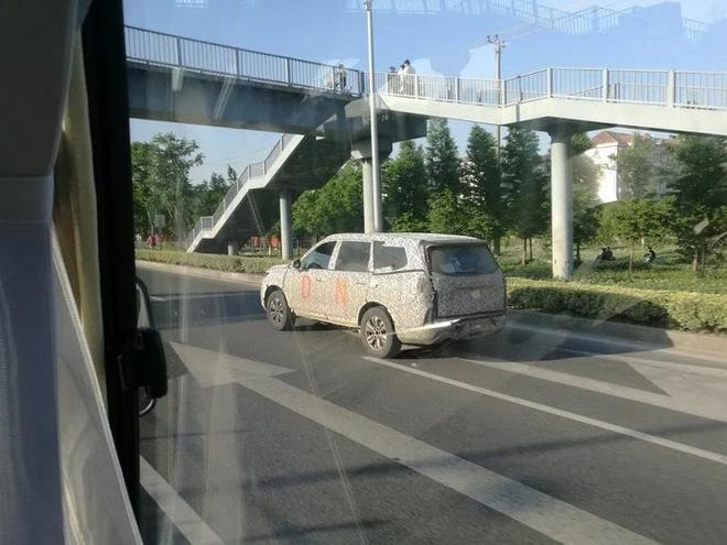 荣威全新中型SUV谍照 或命名为RX8
