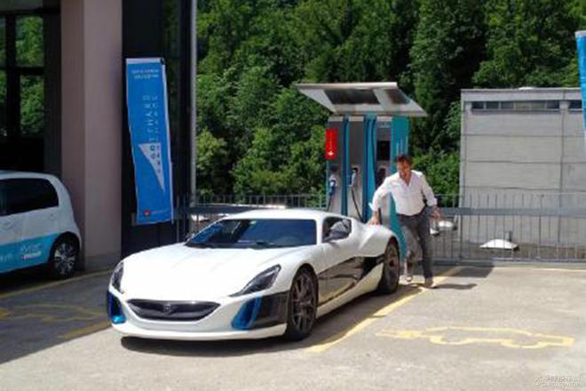 著名汽车主持Richard Hammond车祸受伤