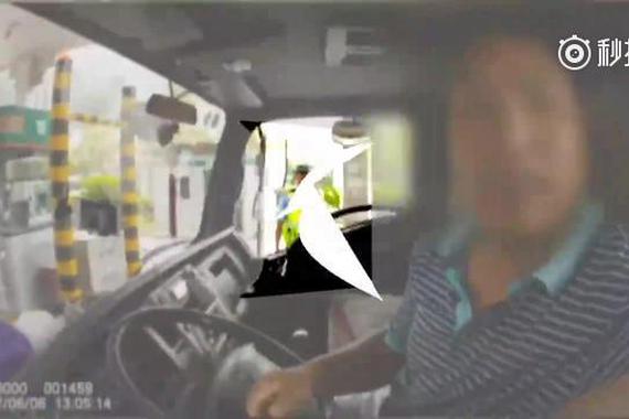 公交司机为追剧 边开车边看视频