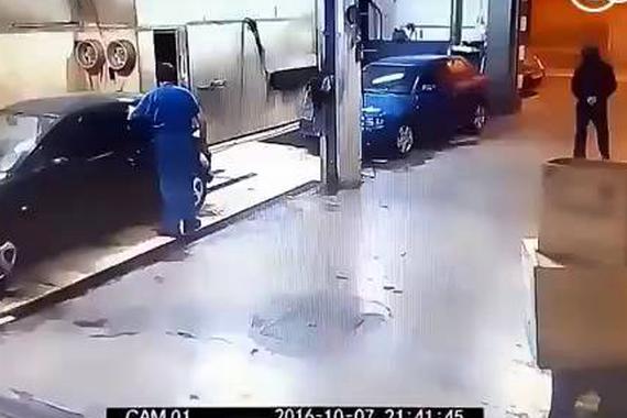 视频：歹徒持刀到洗车店打劫，结果确是