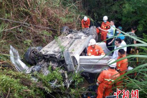 男子开车犯困 轿车“飞”下山坡致1死1伤