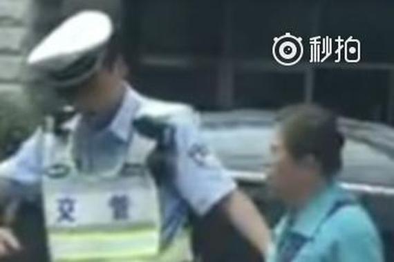 暖心！这名上海辅警的举动感动路人