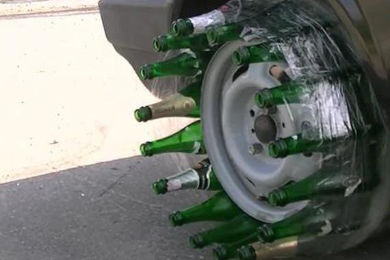 视频：真会玩儿，汽车轮胎用玻璃瓶代替？