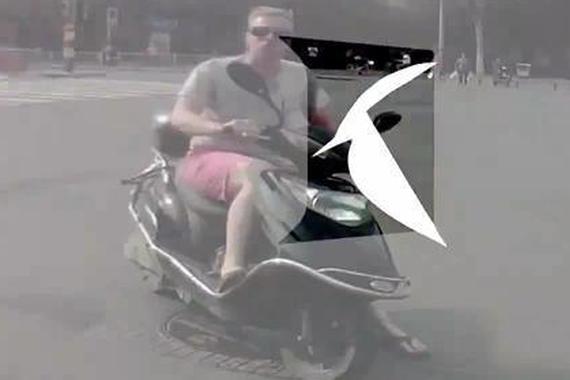 视频：外国人骑车闯红灯！交警用英文执法