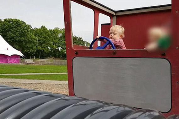 外国男童模仿爸爸开车发怒 有模有样惹人笑