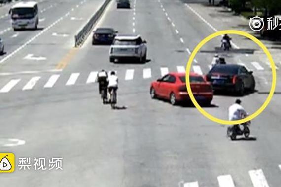 老人推轮椅过马路，他驾车挡住后车