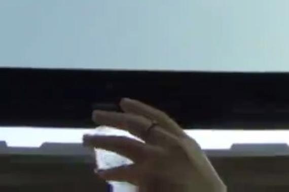 视频：千万不要让孩子探出汽车天窗！