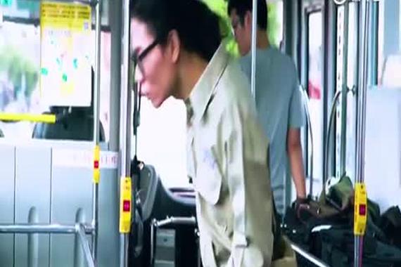 视频：僵尸冲上公交？逃命最重要！