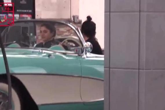 加油站遇到两位跑车女司机，瞬间凌乱了