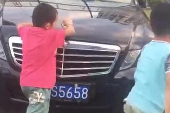 视频：因为熊孩子！买车一定要更注意细节