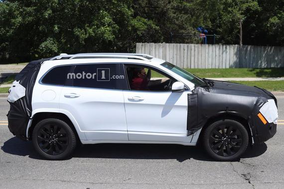 2018款Jeep自由光谍照曝光 或搭配传统前灯