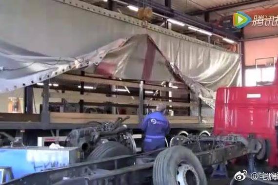 视频：一辆拖车如何一次运三台同型拖车