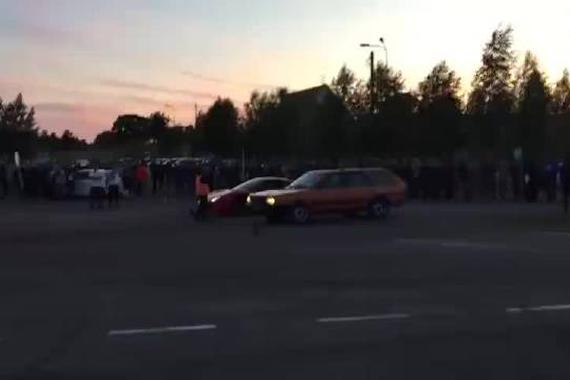 视频：法拉利458 vs桑塔纳 用生命在加速