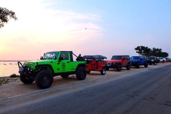 妹子也会玩! 美女开牧马人带上火锅去野营