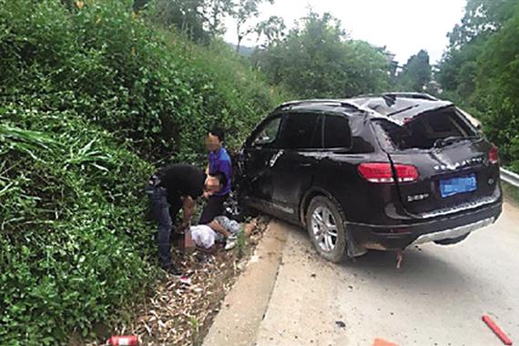 毒贩驾车加速逃离 辅警飞身抓住方向盘被拖一公里