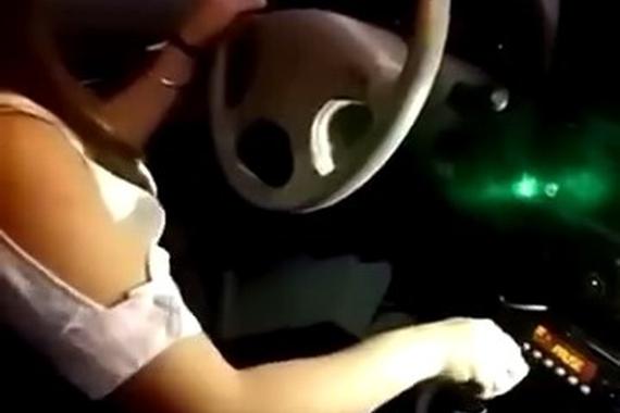 视频：为了教老婆学车，老公想出高招