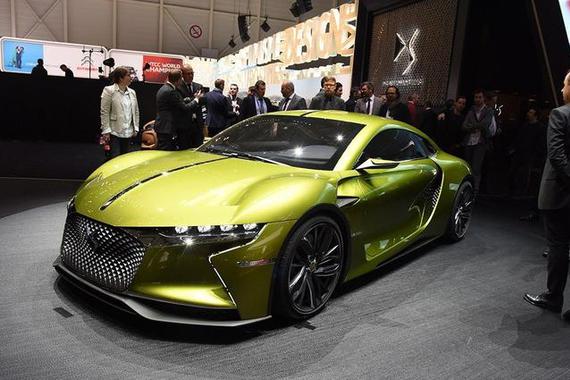 这款跑车8个灯，两个12寸大屏，却没有后挡风玻璃