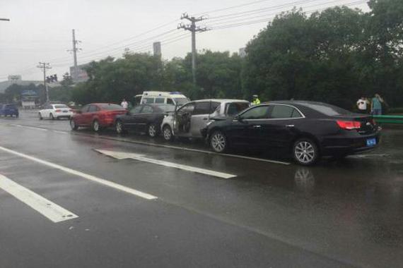 红灯前四车连撞 一人因未系安全带头部撞上挡风玻璃