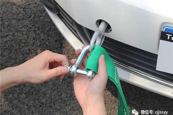 汽车抛锚了，自行拖车应该注意些什么？