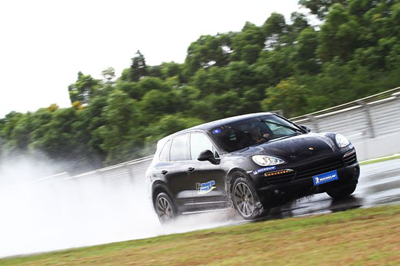 大雨天开车，不注意这4点，经常会发生打滑翻车