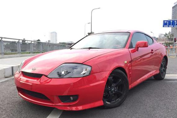 大学生买了一辆二手跑车才花五万，学生们盯着它看