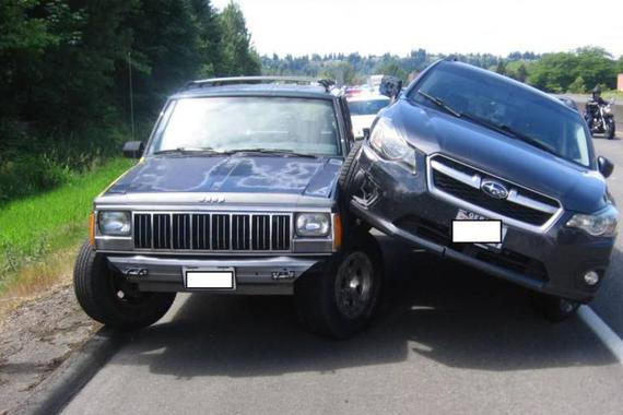 路怒症的悲剧 斯巴鲁三次怒撞Jeep