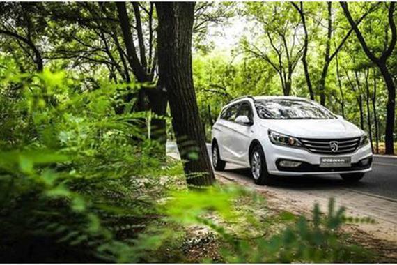 轴距2米7，后排放倒可当床，售价4万是要逼死桑塔纳