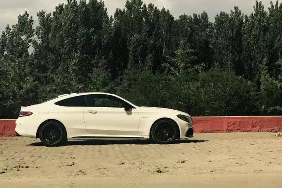 AMG C 63 S coupe，很白很暴力