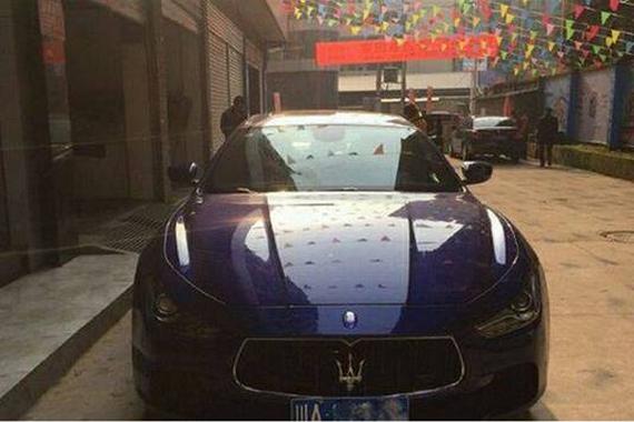 百万豪车被天降水瓶砸碎玻璃，车主要告整栋楼住户