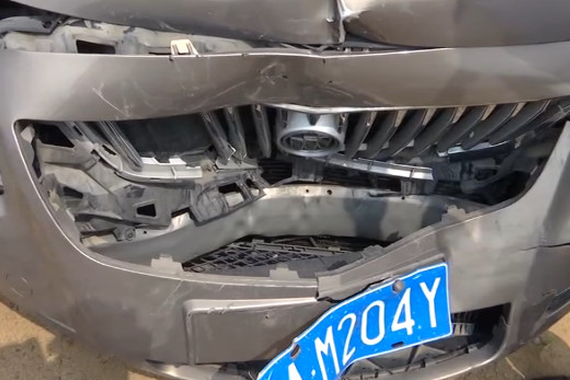 青岛:开车看短信 女司机追尾前车要赔30多万(图)