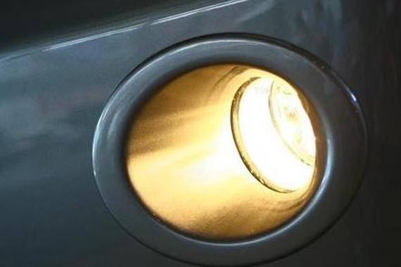 雾天开着双闪行车的司机，很傻很天真，雾灯在这里