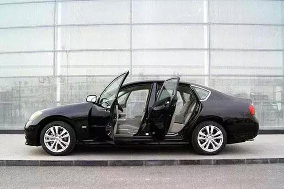 烈日暴晒车内很热，这4种方法可以迅速降温