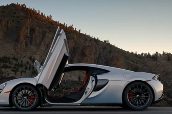 视频:高性能版高尔夫GTI 惹不起的小红炮