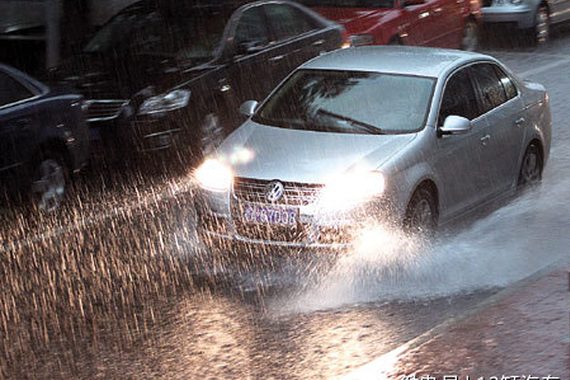 雨天汽车车轮打滑，怎么办？