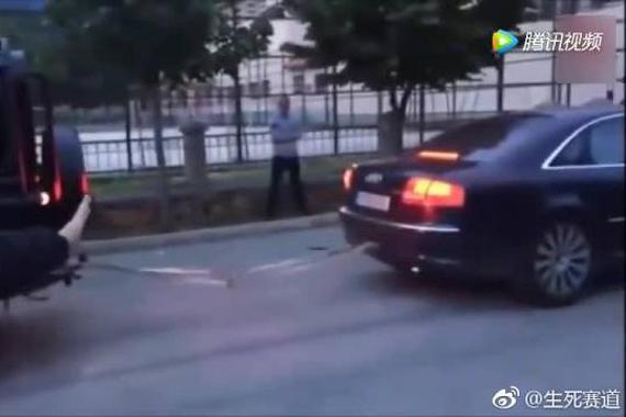 视频：到底谁更强？奥迪A8和路虎玩拔河