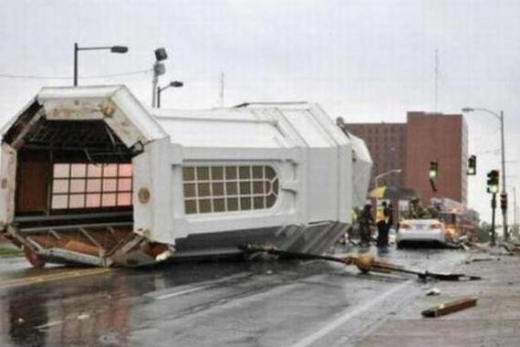 迎风行驶 感觉眼前一阵黑 醒来后车子报废