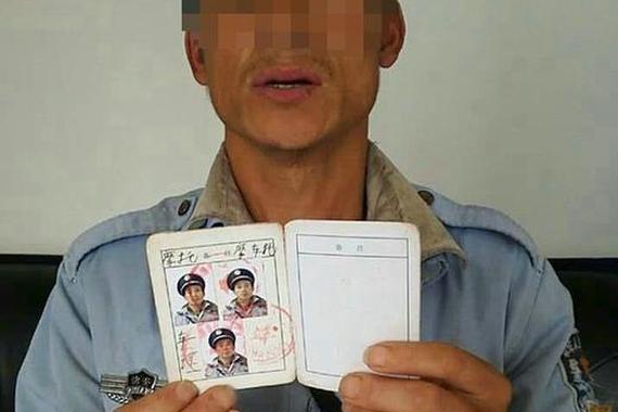 男子手绘假证驾驶摩托车 交警直言假得太离谱