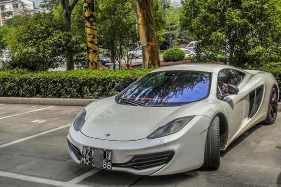 一车占两个位 豪车就是这么任性