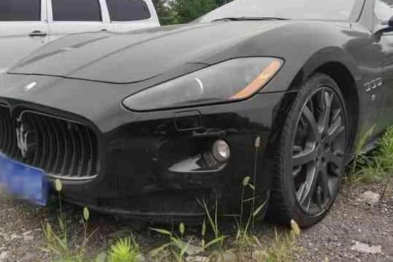 无名路成“豪车坟墓” 崭新劳斯莱斯等报废